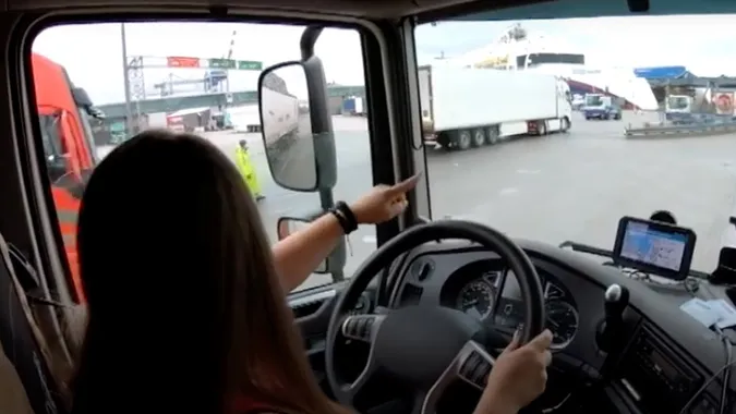 Тілоохоронці та водії вантажівок: в Україні хочуть перенавчати жінок
