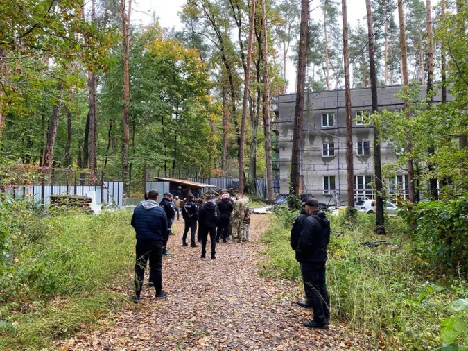 Юристи дружини Медведчука прийшли повертати майно у Пуща-Водиці (фото)