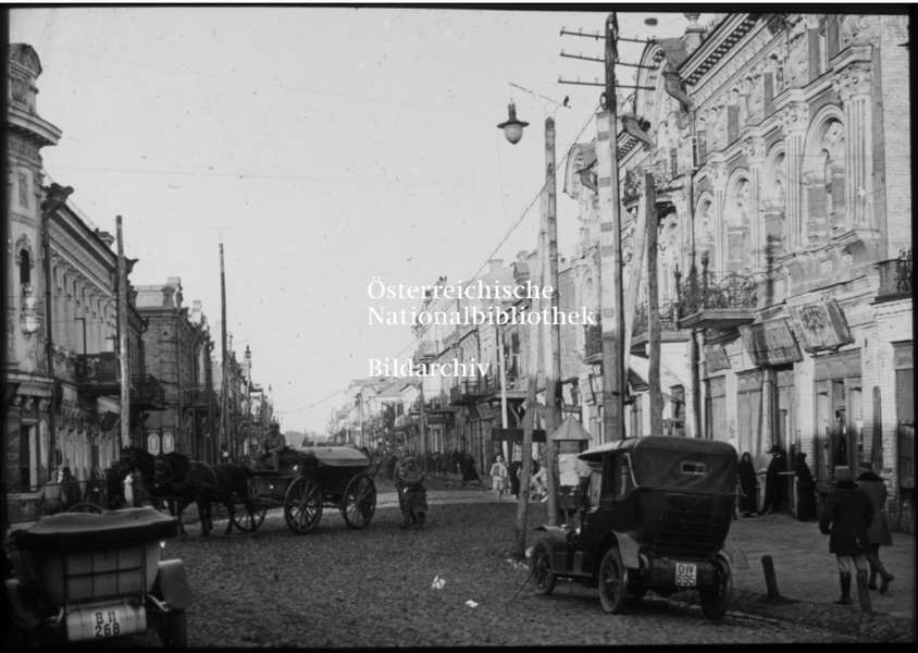 Головна вулиці в Луцьку (тепер Лесі Українки) в часи війни. Зображення з Фотоархіву Австрійської національної бібілотеки