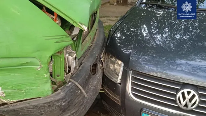 У Луцьку п’яний водій буса протаранив три припарковані автівки (фото)