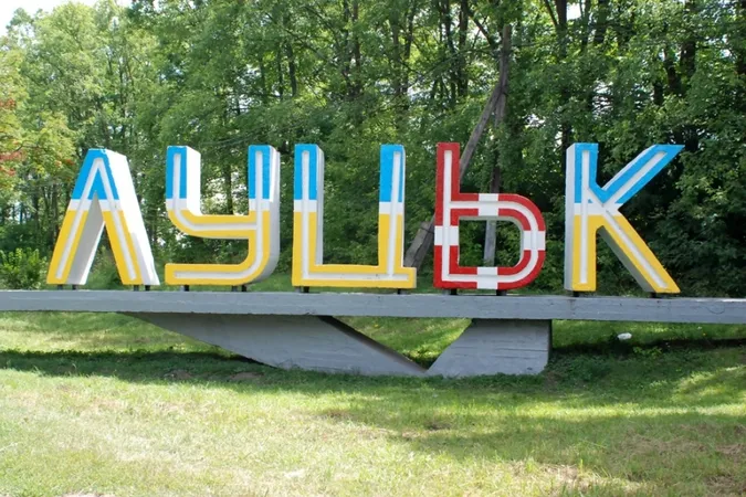 У Луцьку просять демонтувати білборди біля в'їздного знаку
