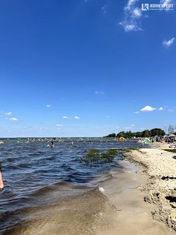 Повні пляжі, черги з авто та пончики: що зараз відбувається на Світязі (фото)
