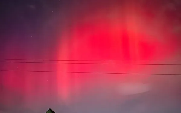 Зачаровує: в небі над Україною помітили полярне сяйво (фото)