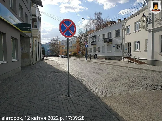 Зупинка заборонена: водіям нагадають про знаки на Богдана Хмельницького  (фото)
