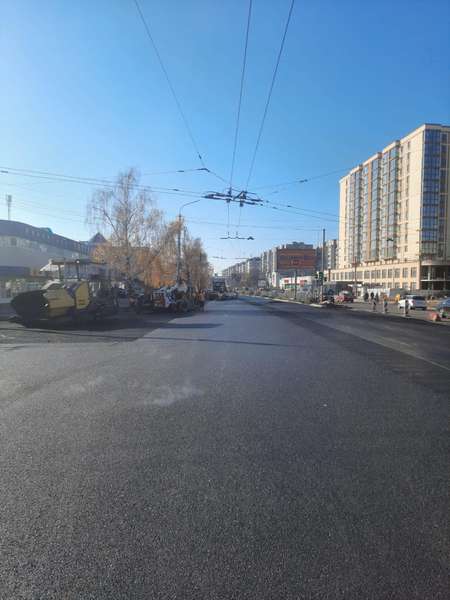 Навпроти РАЦС у Луцьку поклали верхній шар асфальту (фото, відео)