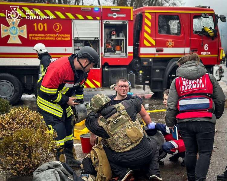 Удар по Одесі: 14 загиблих, 46 травмованих, серед них – рятувальники (фото 18+)