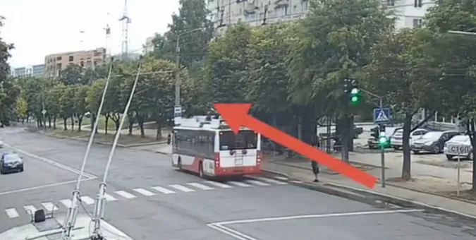 Показали, як тролейбус збив «рогом» світильник над переходом у Луцьку (відео)