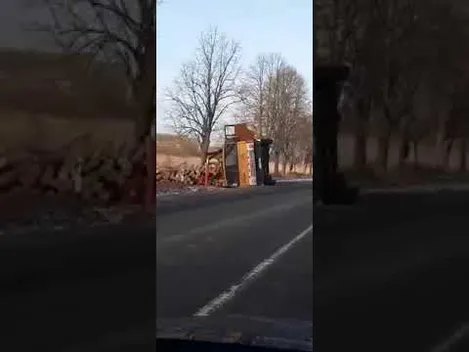 Аварія за участю вантажівок на Волині: одна встояла, інша перекинулася (відео)