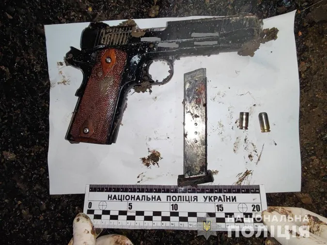 Не надав дорогу: на Кіровоградщині чоловік обстріляв автомобіль (фото)