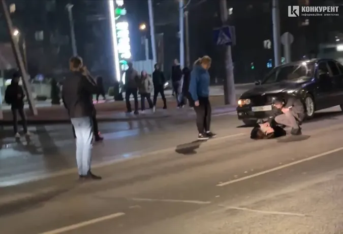 У Луцьку на вулиці Конякіна водій авто збив дівчину (відео)
