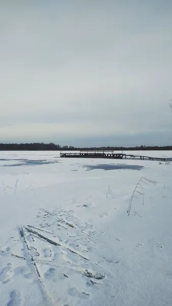 На Волині озеро перетворилось на крижану пустелю (фото)