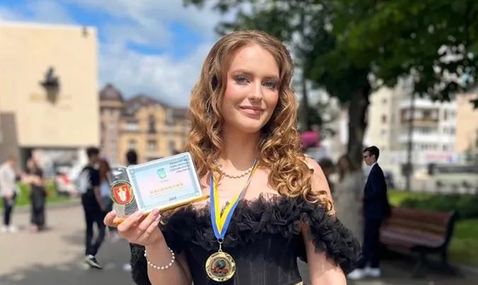 Вперше без медалей: у Луцьку привітали випускників-відмінників (фото)