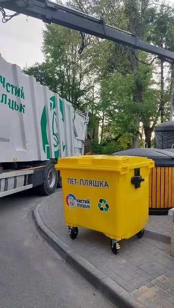 Біля Луцького ЦНАПу встановили сучасні напівпідземні смітники (фото)