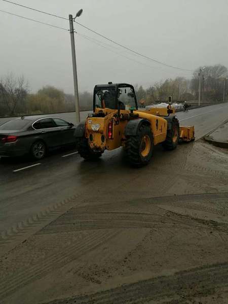 Будівельників у Луцьку змусили прибрати забруднену дорогу (фото)