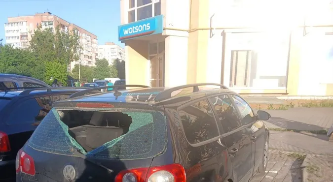 У Луцьку невідомі потрощили автівку та розбили заднє скло (фото)