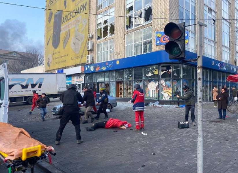 П'ятеро загиблих, десятки поранених: росіяни обстріляли центр Херсона (фото 18+, оновлено)