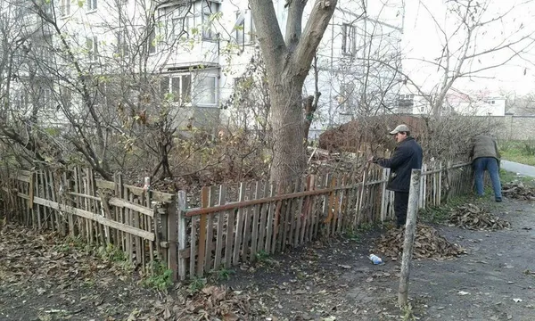Муніципали продовжують зносити саморобні паркани у Луцьку (фото)