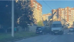 На вулиці Воїнів-афганців у Луцьку водій легковика збив стовп (відео)