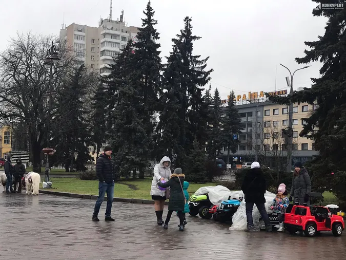 Чисто і людно: післяноворічний Театральний майдан Луцька (фото)