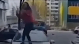 У Рівному школярка вискочила на поліцейський "Пріус" і потанцювала (відео)