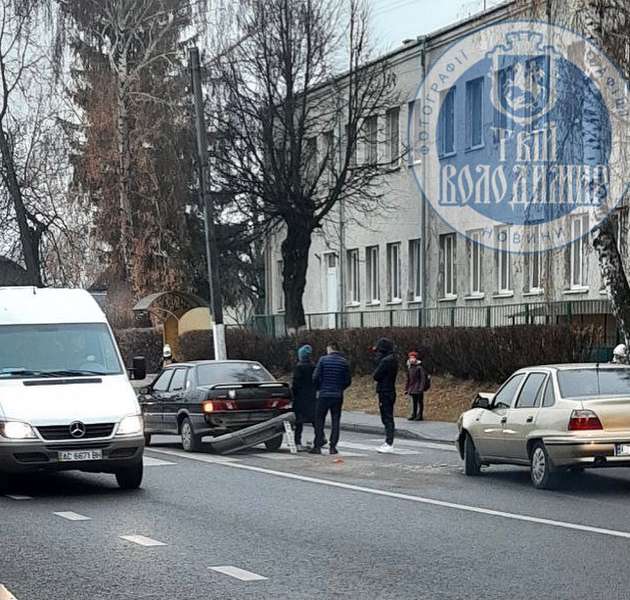 У Володимирі на переході біля школи зіткнулися легковики (фото)