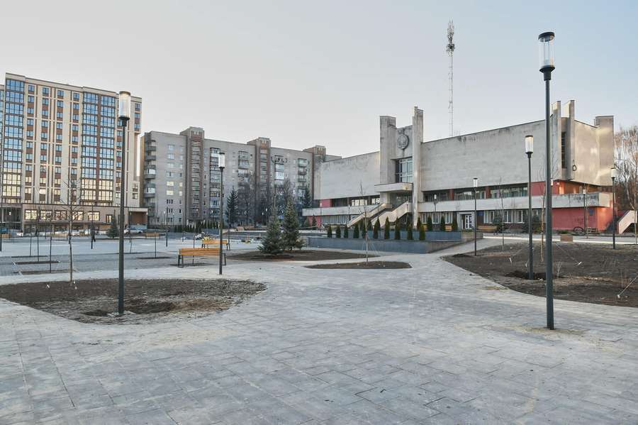 Ліхтарі, ялинки, лавки: у Луцьку завершують облаштування площі перед РАЦСом (фото, відео)
