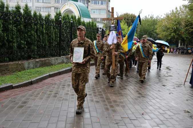 У Луцьку попрощалися із загиблим під Роботиним офіцером Тарасом Пархомуком (фото)