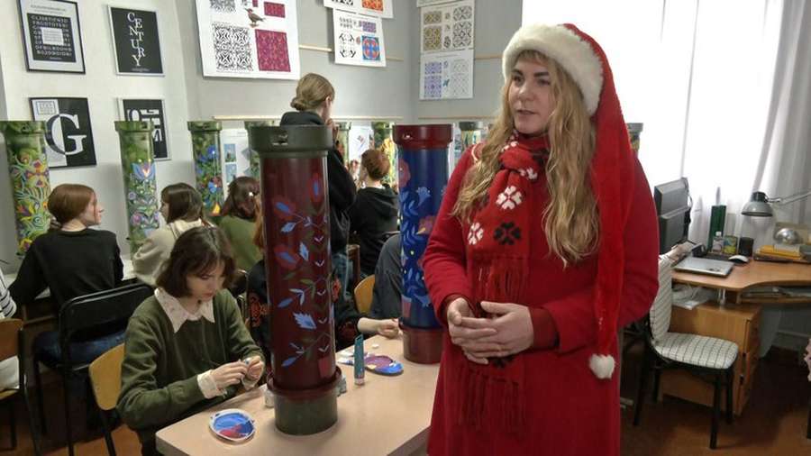 Для благодійного аукціону: у Луцьку студенти розмальовують тубуси від снарядів (відео)