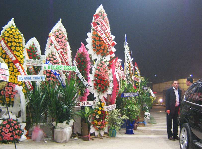 Три троянди на похорон: луцький священник розвінчує міфи про парну кількість квітів