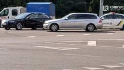 У Луцьку біля історичного «поцілувались» дві автівки (фото)