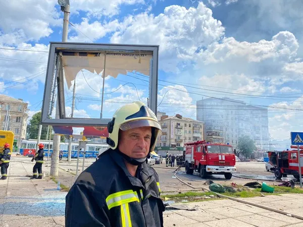 У Вінниці після ракетного удару шукають 46 людей, з якими зник зв’язок (фото)