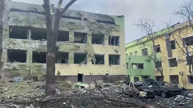Удар по дитлікарні в Маріуполі: під завалами можуть бути породіллі з немовлятами  (відео)