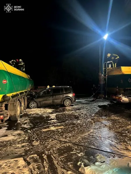Біля Луцька авто в'їхало в бензовоз (фото, відео)