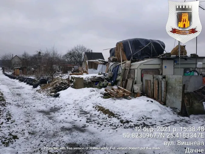 Волинянин перетворив власне подвір'я на звалище (фото)