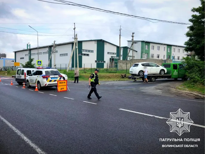 Відірвало причеп: у Луцьку «рено» протаранив лавету (фото, відео)
