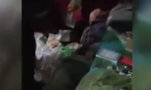 Спить посеред сміття і не хоче допомоги: як у Луцьку живе бабуся, яку врятували від голоду (відео)