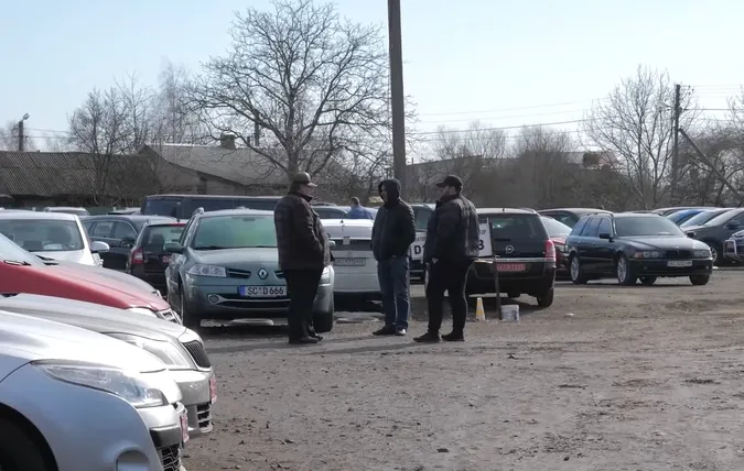 На автобазарі у Луцьку – скандал між перекупами: що там сталося (відео)