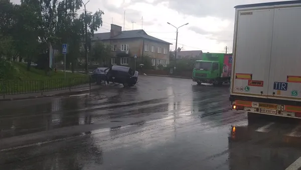На Волині автівка «повисла» на паркані (фото)