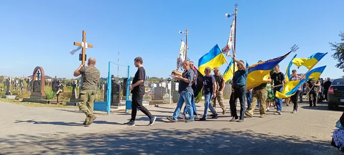 У селі під Луцьком провели в останню земну дорогу Миколу Линника (фото)