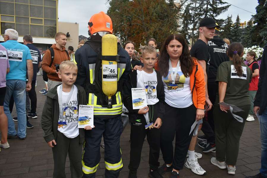 Понад 400 людей долучилися до патріотичного забігу в Луцьку (фото)