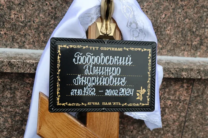 У Луцьку попрощалися із воїном Дмитром Бобровським (фото)