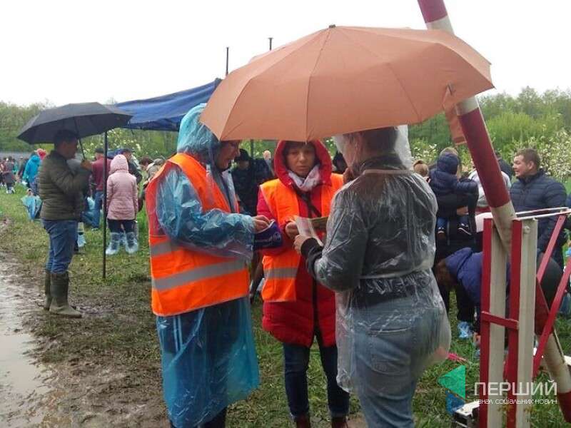 Із парасолями та «спецвзуттям»: відкрився фест «Волинська Голландія» (фото)