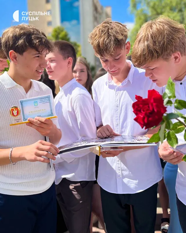 Вперше без медалей: у Луцьку привітали випускників-відмінників (фото)