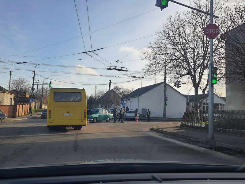 У Луцьку в аварію потрапила раритетна «волга» (фото)