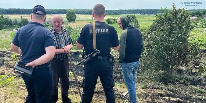 У Боголюбах пенсіонер випадково підпалив сусідський город (фото)