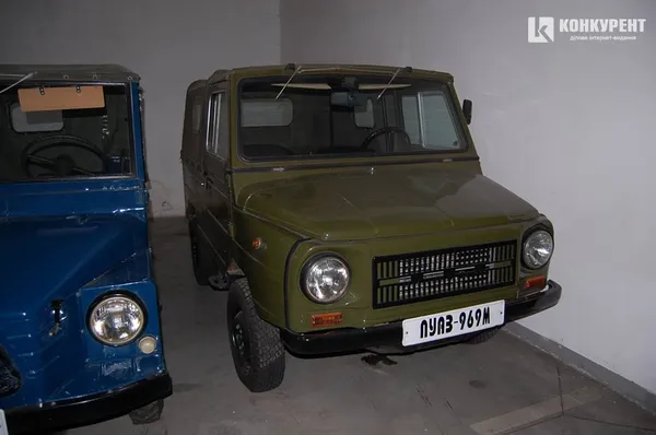 На Луцькому автозаводі знайшли експозицію рідкісних легковиків (фото)