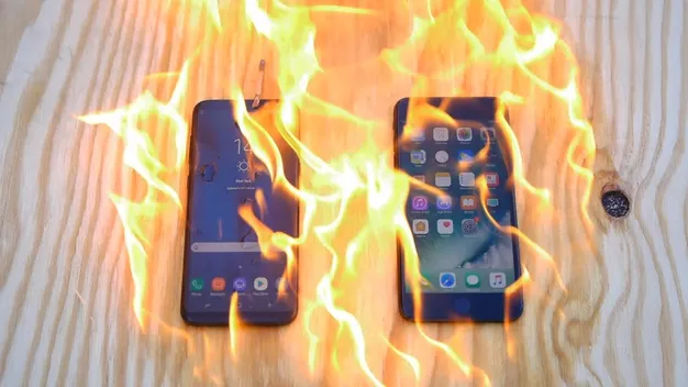 Блогер із Луцька «підпалив» iPhone 7 і  Samsung Galaxy S8 (відео)
