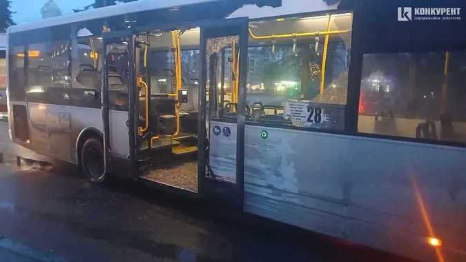 У центрі Луцька – понівечена маршрутка