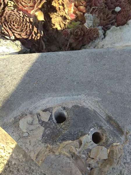 По-варварськи: біля СНУ вкрали скульптуру кликуна (фото)
