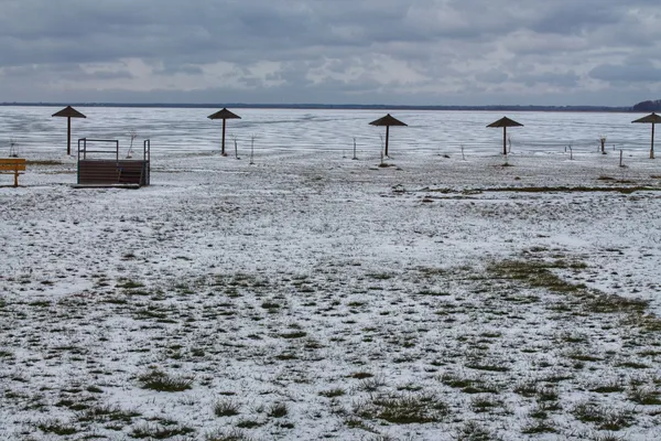 Краю не видно: Світязь перетворився на крижану пустелю (фото)